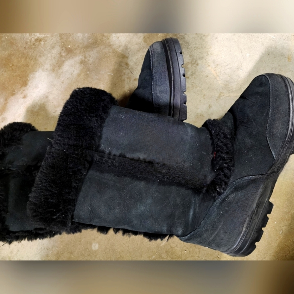 UGG (Sundance II Revival) boots. Sz 10 ***WIDE